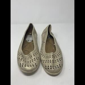 Women's Cliffs by White Mountain Cream Flats Size 9.5